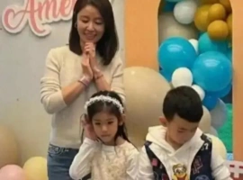 49 岁林心如素颜遛娃被拍！8岁女儿颜值惊艳，豪门日常这么接地气-萨沙资源分享网